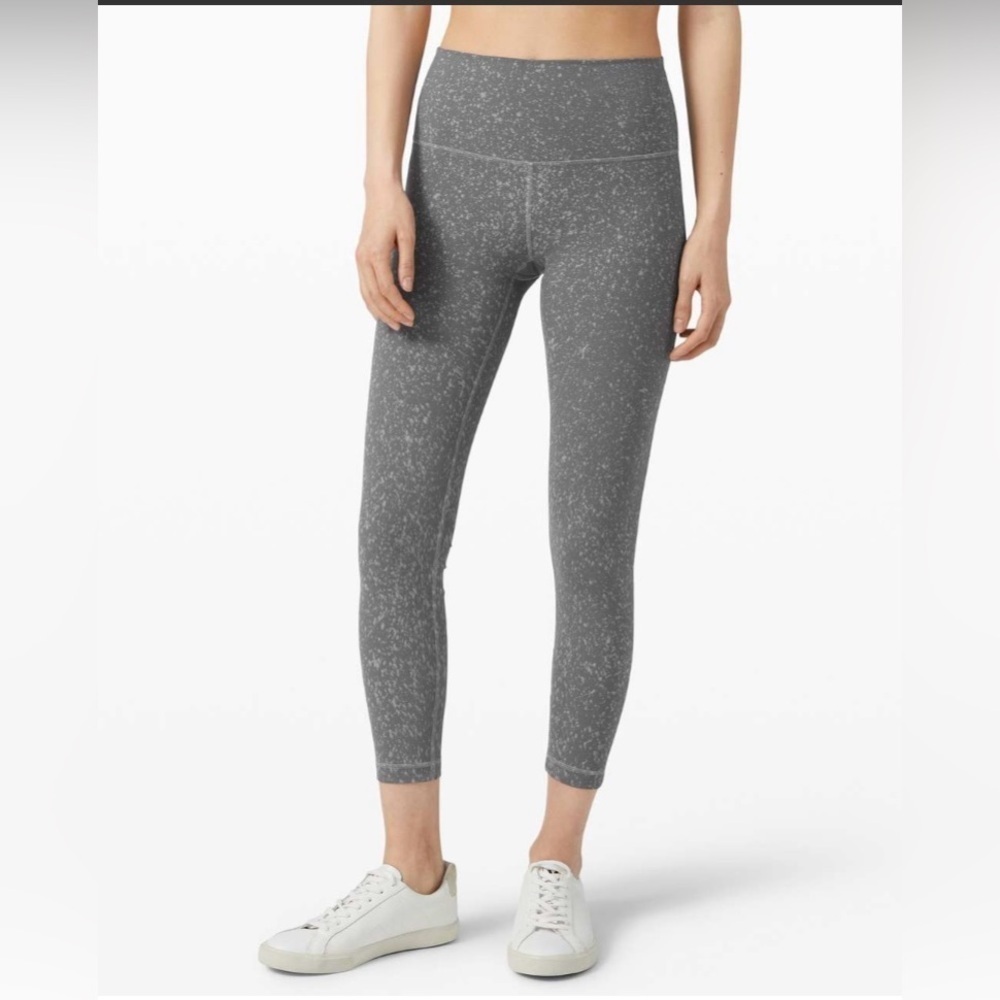 Lululemon Wunder Under High-Rise Tight *Spray 25"
Washed Asphalt Grey size 4